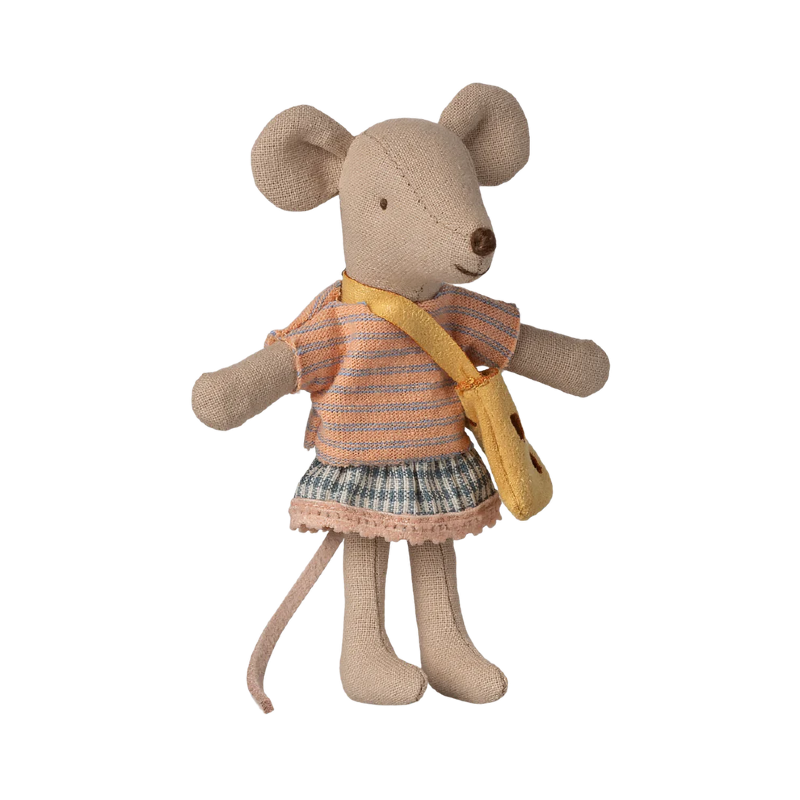 Souris petite soeur école
